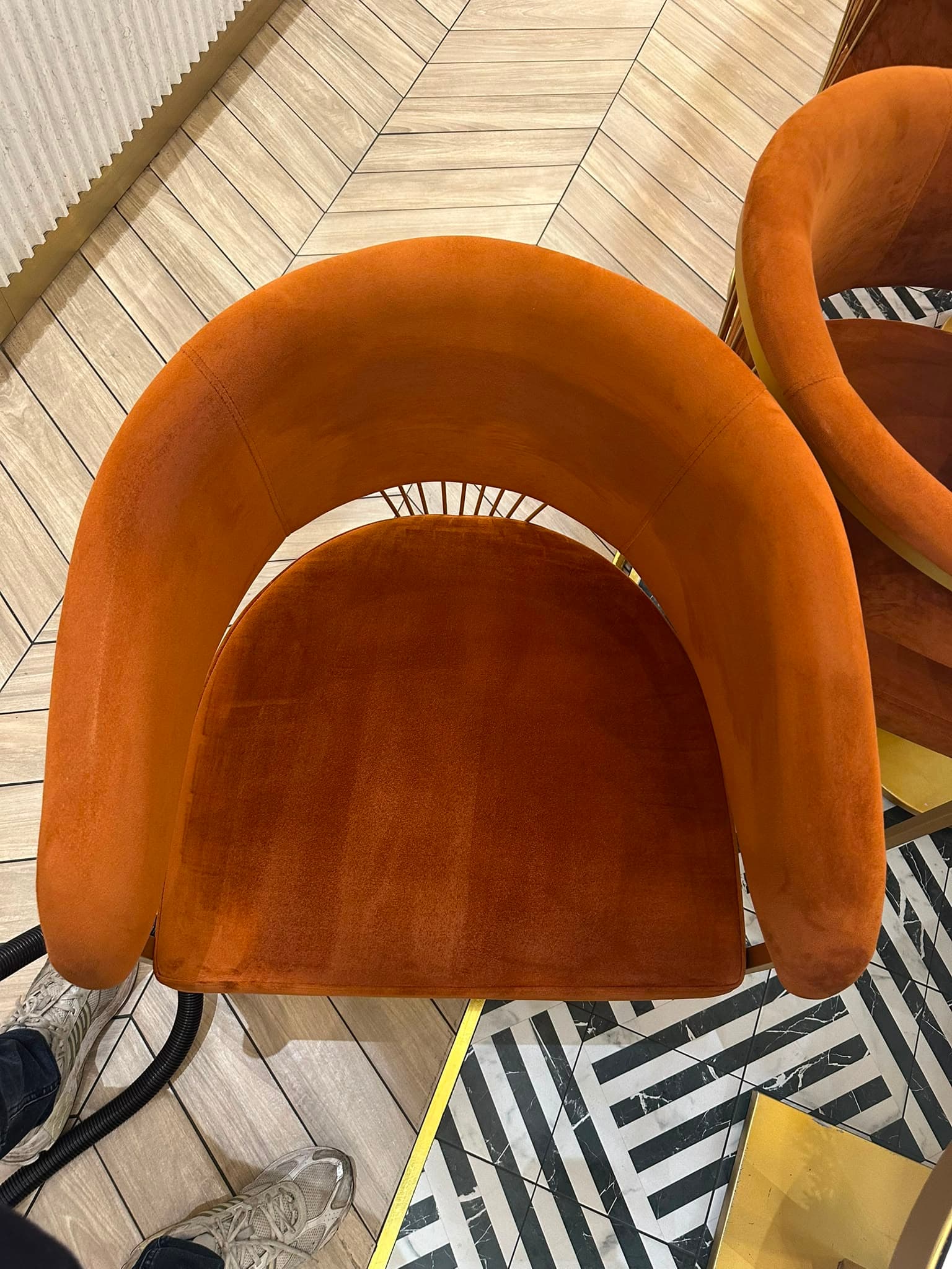 Fauteuil en velours ravivé — après intervention TGT Propreté