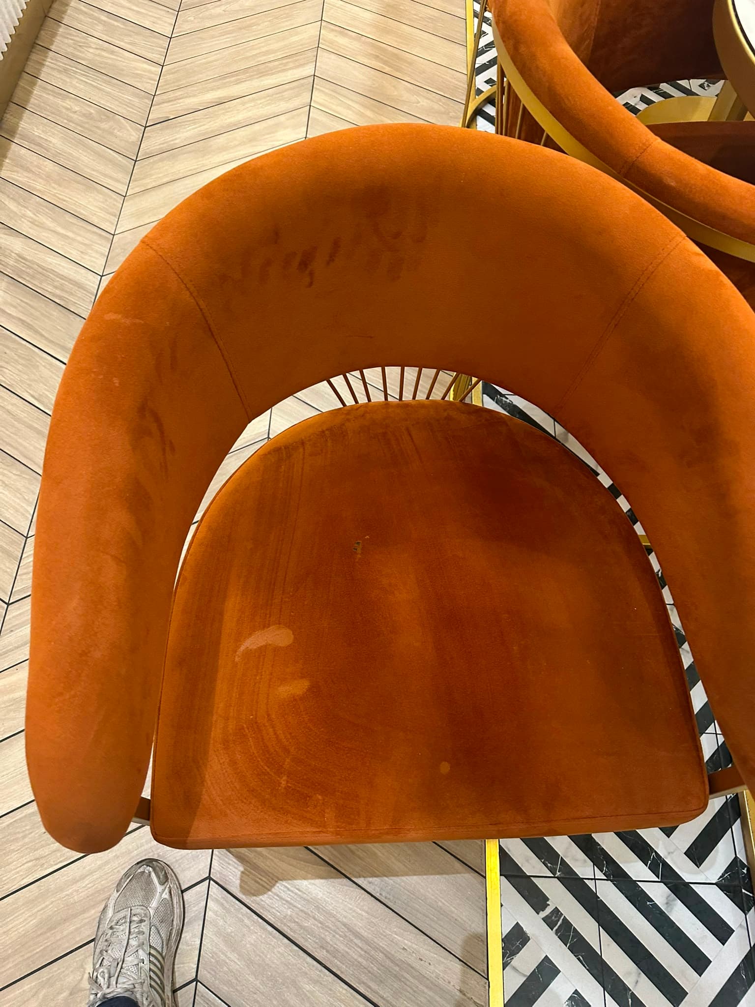 Fauteuil en velours ravivé — avant intervention