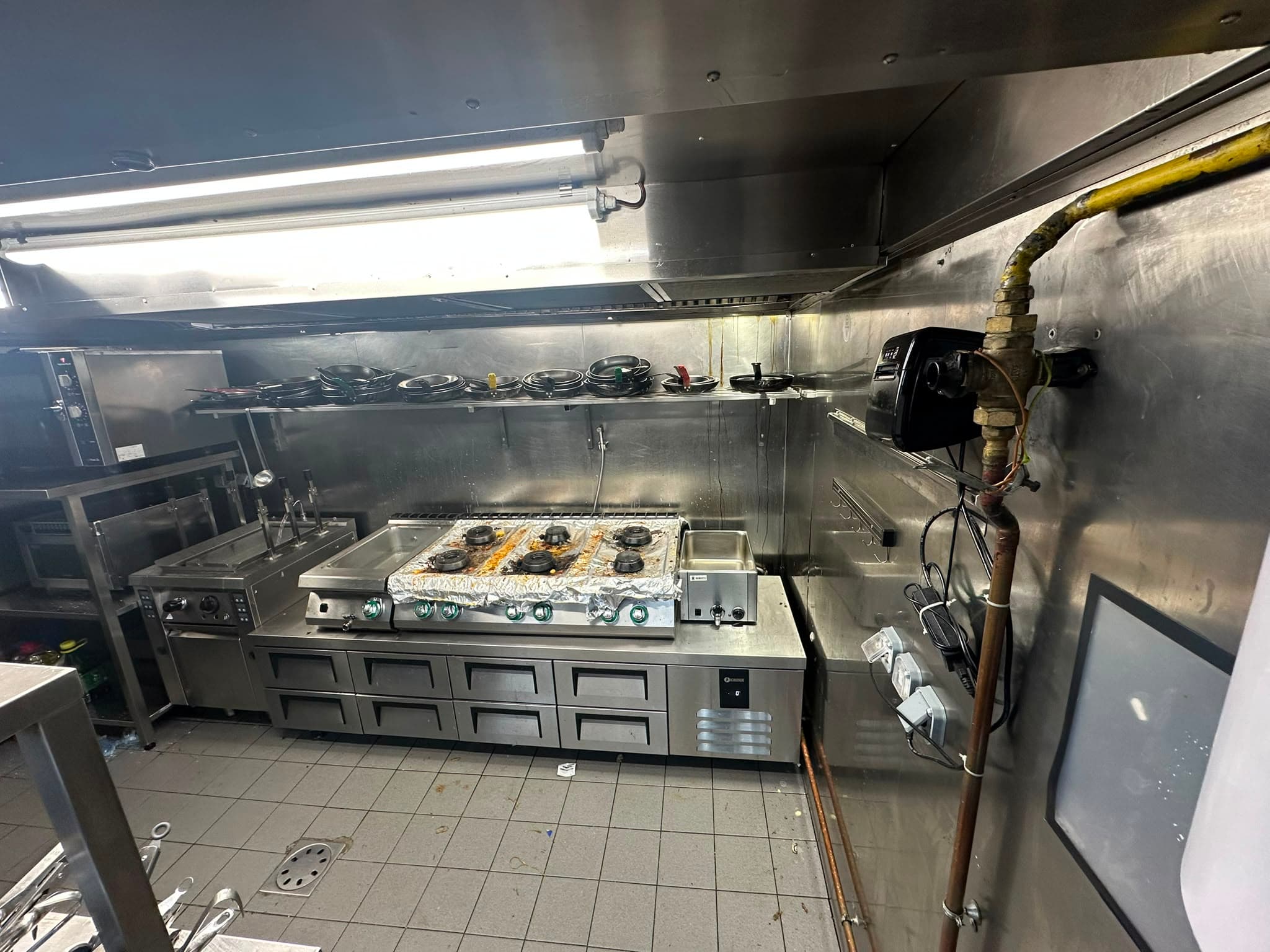 Cuisine professionnelle dégraissée — avant intervention
