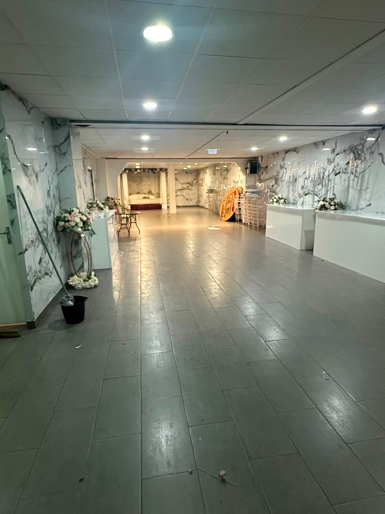 Salle de réception remise en état — avant intervention