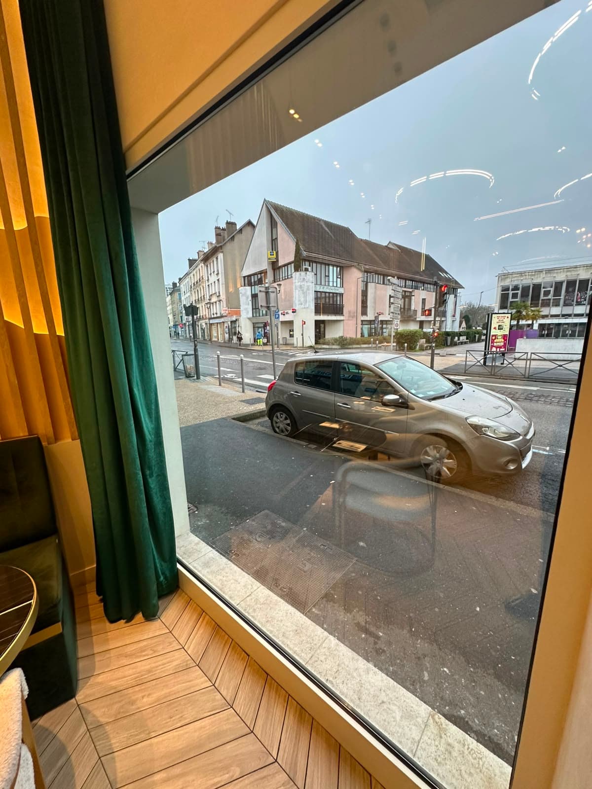 Vitrine de restaurant sans trace — après intervention TGT Propreté