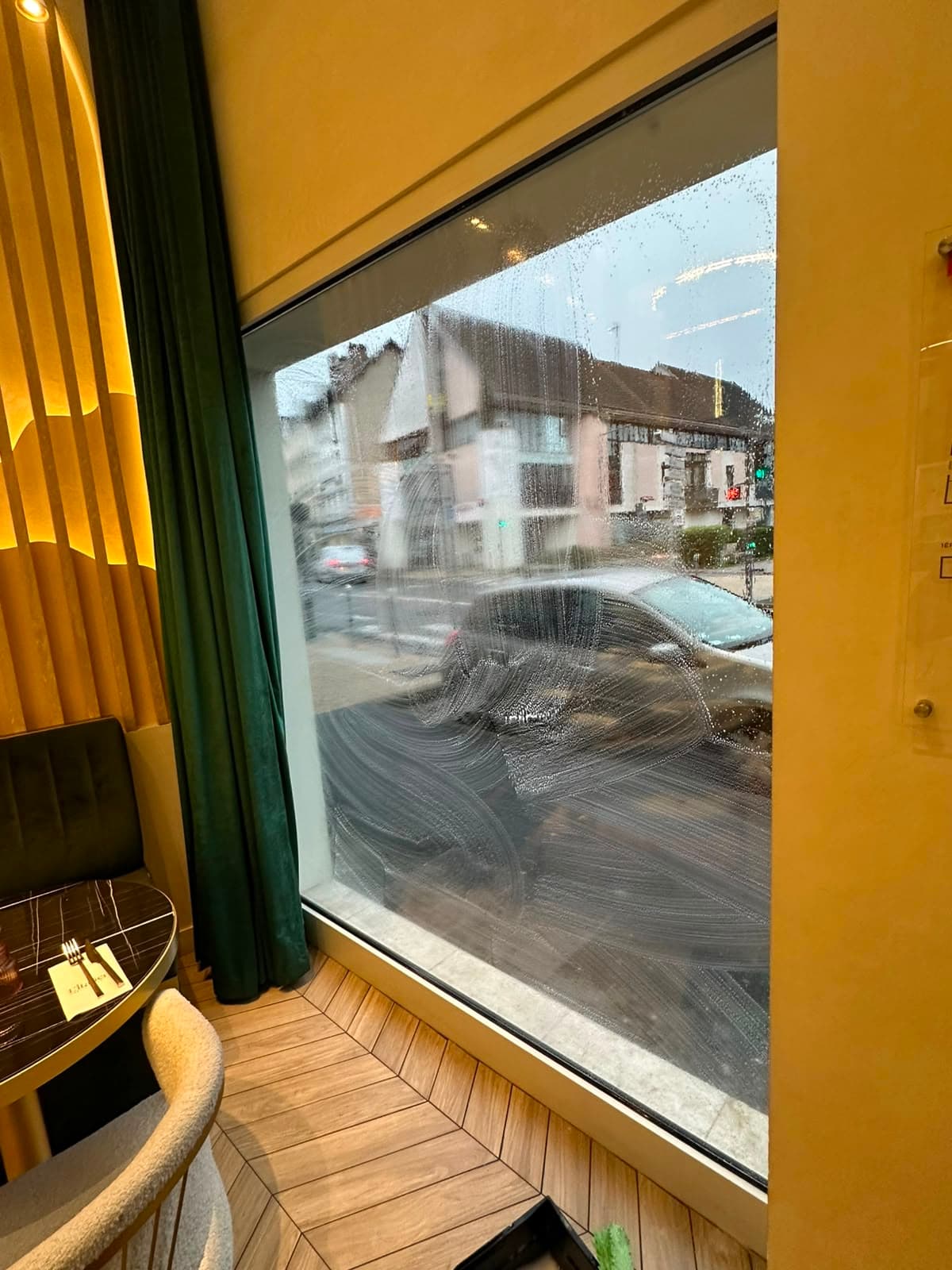 Vitrine de restaurant sans trace — avant intervention